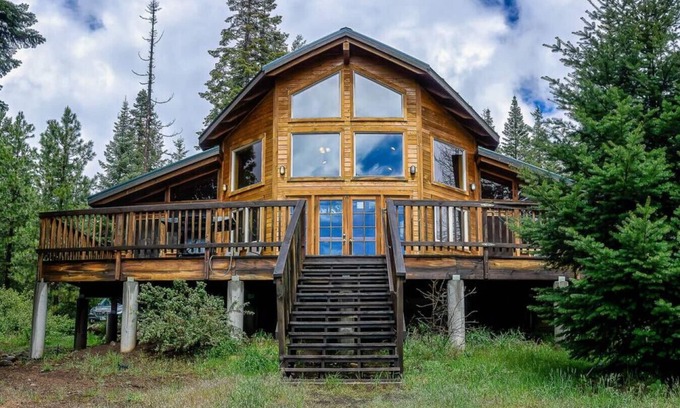 Ashland Cabin | Mayfield Gardens Cabin w/Jacuzzi and Wood Stove at Green Springs Inn