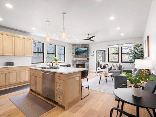 Rio Grande Resort | Mayflower Lakeside 3 Bedroom Mountain Retreat