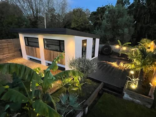 Wraysbury House | MayGrove Retreat - Sleeps 2 - Jacuzzi & boat hire