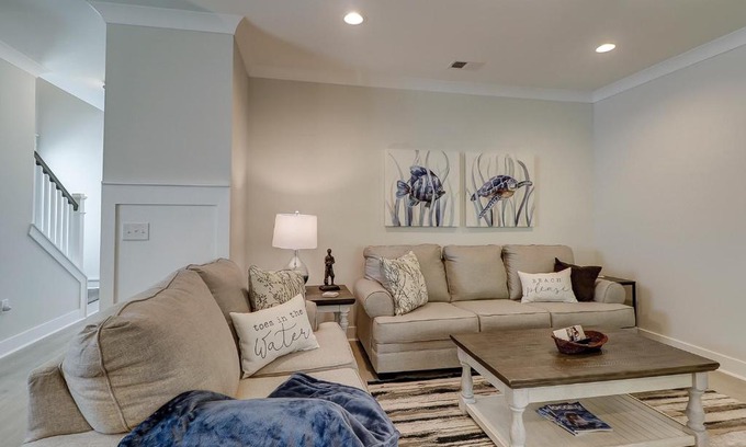 Hilton Head House | MBR King & 4 Queens Huge Living Room Covered Porch Bikes & Beach Gear included