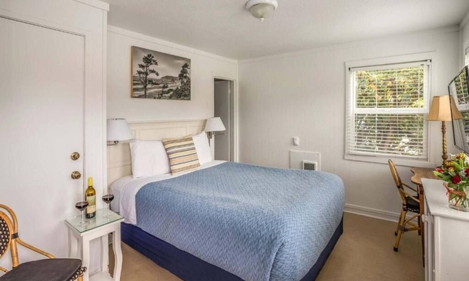 Downtown Cannon Beach Hotel | McBee Cottage - Cozy Queen Room at Cannon Beach Hotel Collection! Near Beach