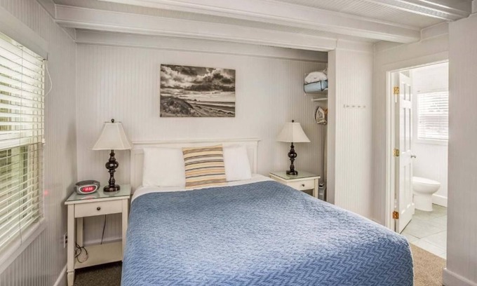 Downtown Cannon Beach Hotel | McBee Cottage - Standard Queen at Cannon Beach Hotel Collection! Kitchenette