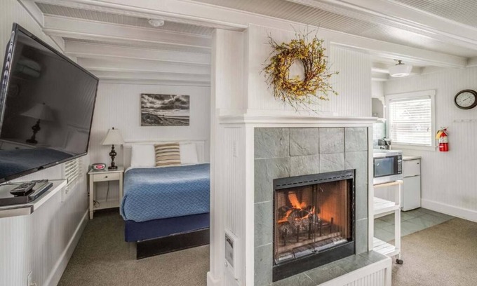 Downtown Cannon Beach Hotel | McBee Cottage - Standard Queen Room with Kitchenette and Beach Access!