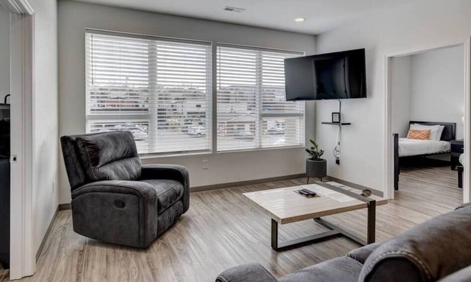 Maxwell Condo | McBryde Dive Bar - 8 beds - 2 Miles to DT