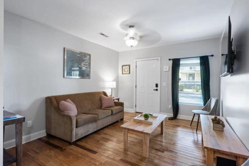 Chattanooga House | McCallie Dugout- 5 mins to Zoo, 10 Mins to Downtown!