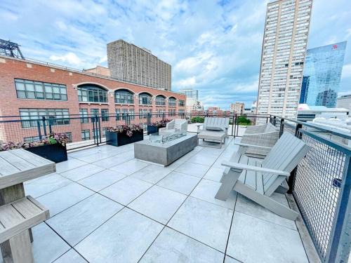 Near South Side Apartment | McCormick Oasis with Balcony, Optional Parking, Patio and Gym Sleeps 6 Near McCormick Place, Grant Park, Soldier Field & Museum Campus