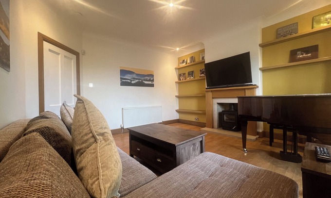 Stirling Cottage | MCLAREN HOUSE, pet friendly, with a garden in Stirling