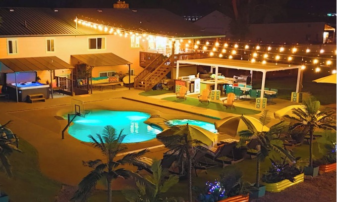 Post Falls House | MCM Themed, Sleeps 25, lounge, Swimming pool, pickleball, volleyball and a UFO