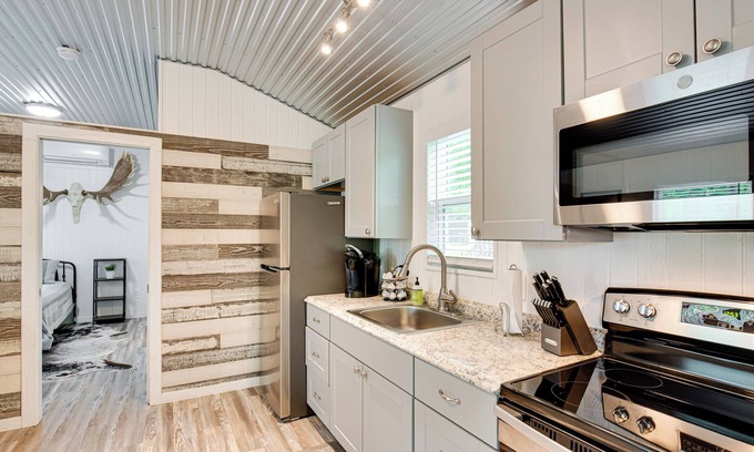 Mead Cabin | Mead Cabin: 2 Blocks to Willow Springs Marina