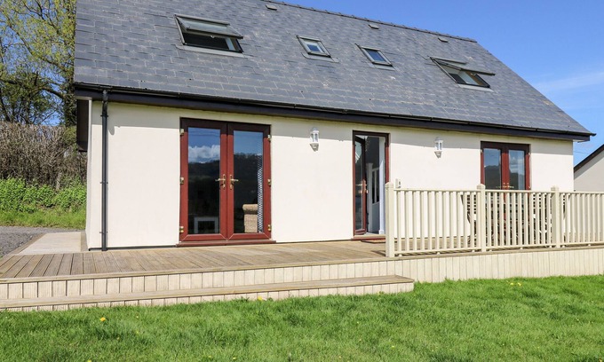 Llanfihangel Tal-y-llyn Cottage | MEADOW COTTAGE, family friendly, with a garden in Bronllys