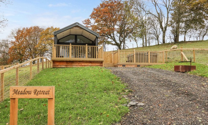 Llandrindod Wells Cottage | MEADOW RETREAT, character holiday cottage, with hot tub in Rhayader
