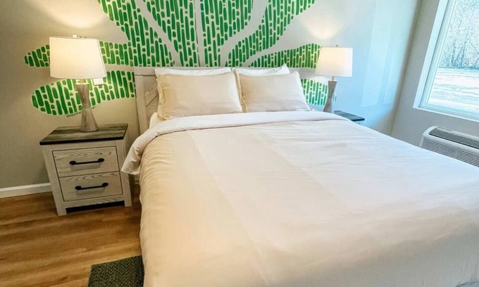 Townsend Hotel | Meadow Room at The Trailblazer Unit 5