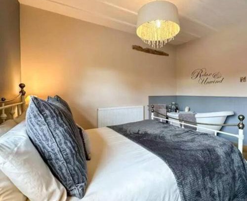 Dilhorne House | Meadow View Cottage - cosy, romantic & 20 mins from Alton Towers