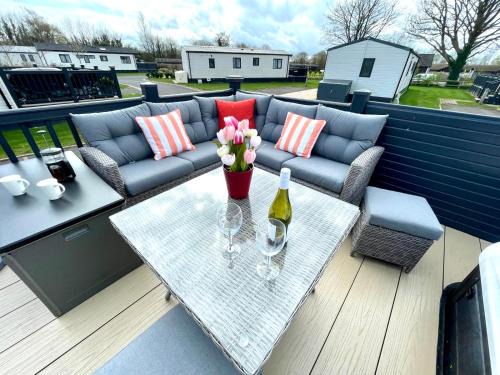 South Cerney House | Meadow View Hot tub lodge, Free Hoburne passes
