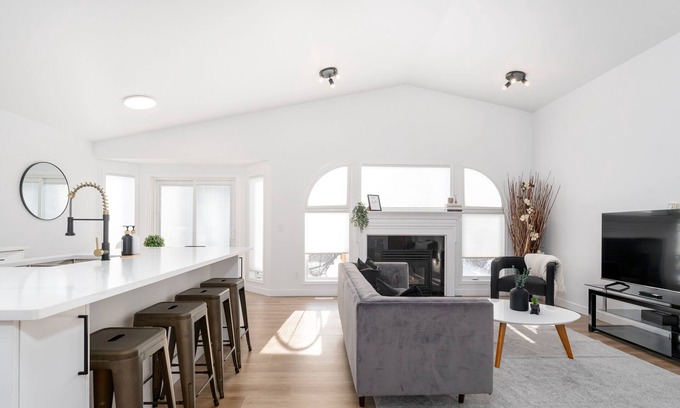 Southeast Edmonton House | MEADOWBROOK - Sleeps 12 - Garage Parking