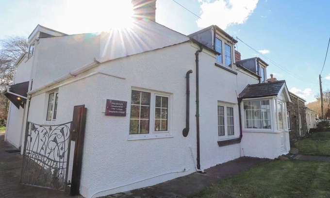 Dinas Cross Cottage | MEADOWLANDS, family friendly, with open fire in Dinas Cross