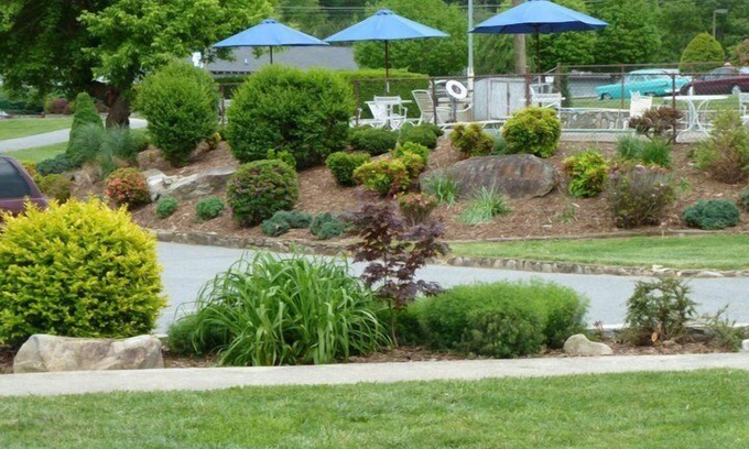Maggie Valley Hotel | Meadowlark Motel with Restaurant & Bar