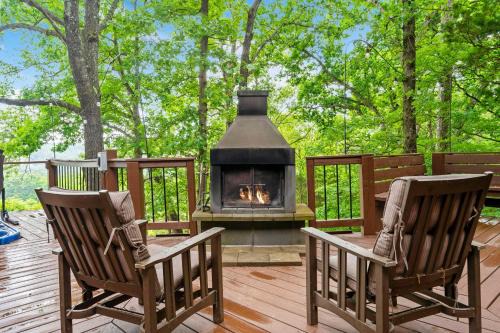 Blue Eye Cabin | Meadows Edge Lodge with GameRoom