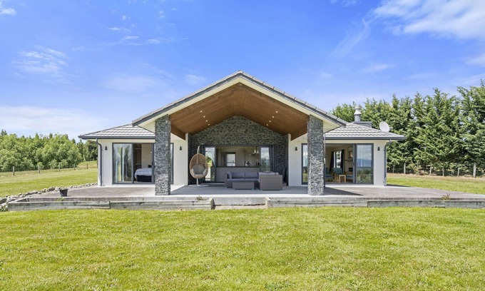 Dyerville House | Meadowscape Hideaway - Martinborough Holiday Home