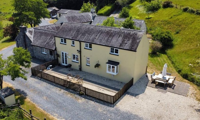 Saundersfoot House | Meadowsweet Cottage Jacuzzi Edition