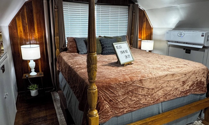 Hillsboro House | Meadowview Guest House -1 Bedroom Studio-Couple's Hot Tub Getaway