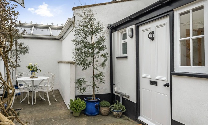 Charmouth Cottage | Meads Cottage - sleeps 3 guests in 2 bedrooms