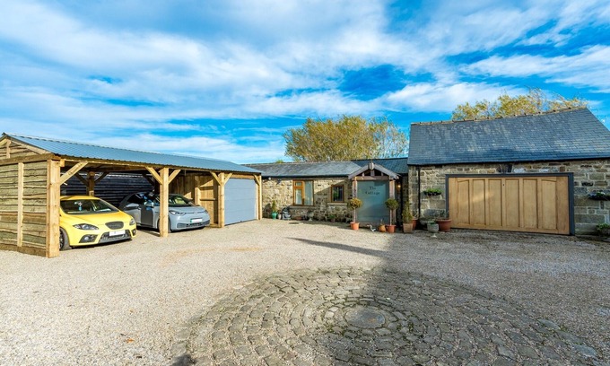 Otley Cottage | Meagill Cottage, Sleeps 4 with Hot Tub & Parking