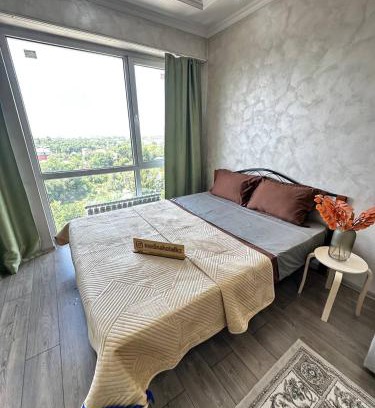 Almaty Apartment | MEDINAHOTELKZ, #69, вид на горы и закат, до арбата 15 мин пешком, HALAL
