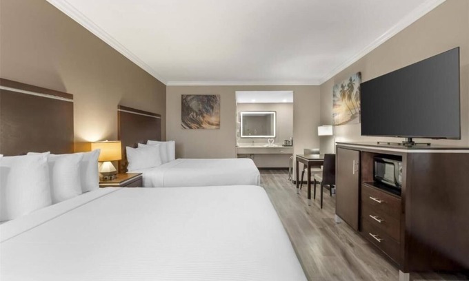 North Redondo Hotel | Mediterranean-Inspired Room Near Galleria Mall – Explore & Shop Nearby!
