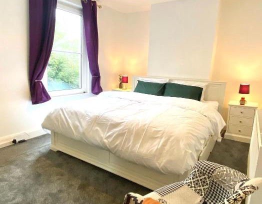 Gillingham Apartment | Medway Getaway - 3 Bed Home with Luxury Bathroom