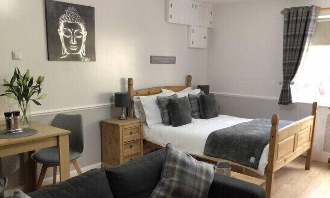 Moreton Bed & Breakfast | Meerkat Manor B&B, a Cosy Retreat, in a Rural Hamlet of Herefordshire