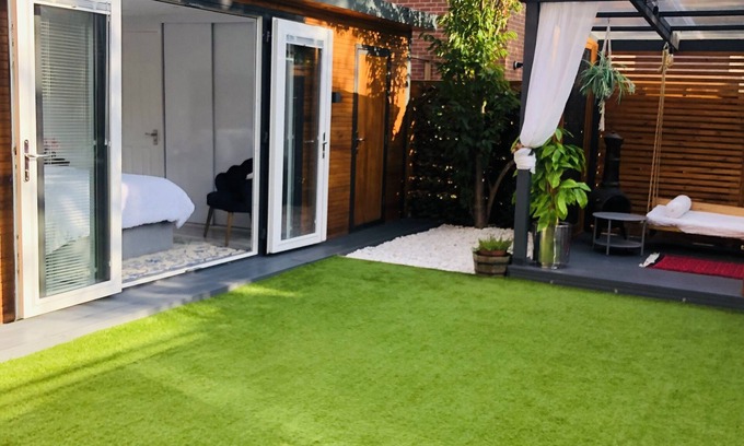Salford Cabin | Meezee Pearl Double Bedroom Lodge with free parking