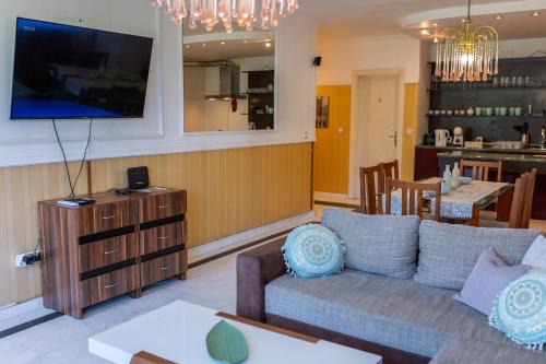 rayon Triaditsa Apartment | Megy's 3 Bedroom Central Apartment near NDK