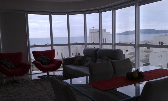 Itapema Apartment | Meia Praia. 3-bedroom apartment, 2 parking spaces, half a block from the sea and promenade
