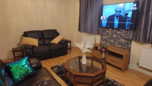 Tipton House | Mekees Luxury Apartment