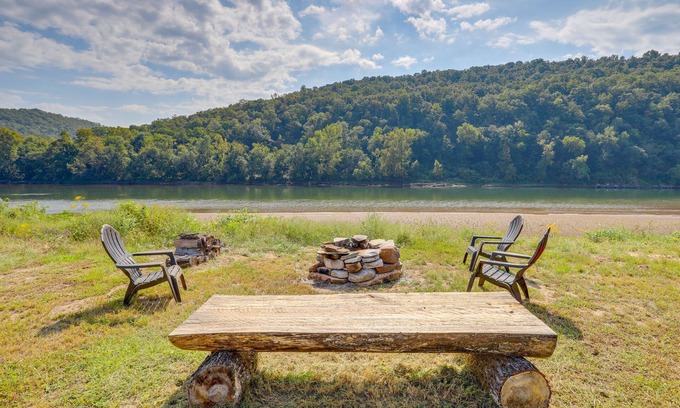 Boswell Cabin | Melbourne Home w/Fire Pit on the White River!