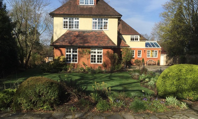 Rushmoor District Hotel | Melford House