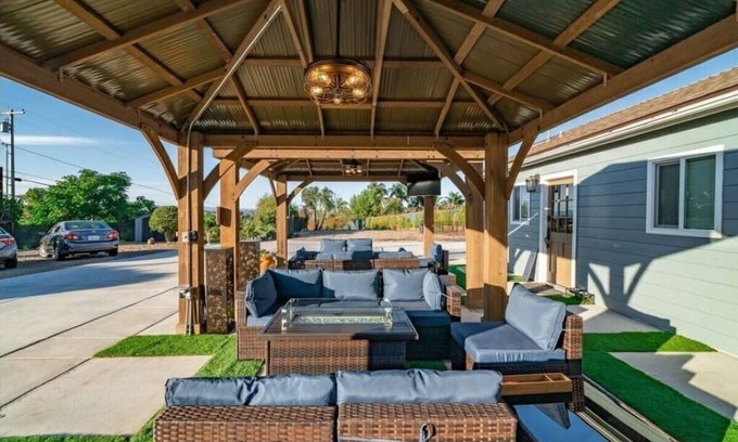 Vista House | Melrose 2BR. 6 beds. Pet-Friendly. Patio+Fireplace