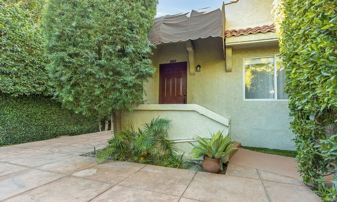 Melrose Apartment | Melrose Village Charmer. Walk to world famous shopping and restaurants.