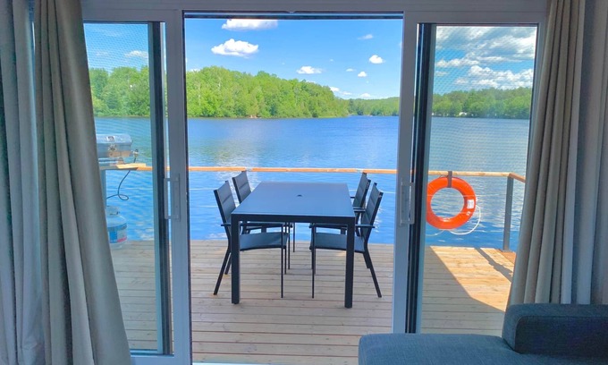 Mauricie House | Melville Island Park 2 - Floating house, Parc de l'Île Melville 2 - Maison flottant