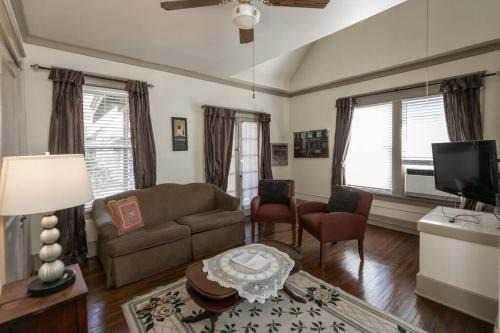 Central Midtown Apartment | Memphis Belvedere Suites Upper Queen loft 1 Bedroom