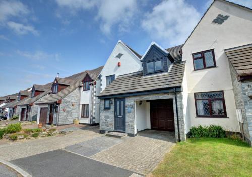 Treator House | Mena-Gwins