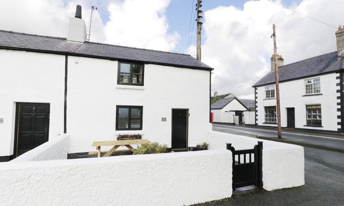 Brynsiencyn Cottage | Menai Cottage