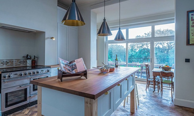 Bangor Villa | Menai Manor - Seven Bedroom Villa, Sleeps 16