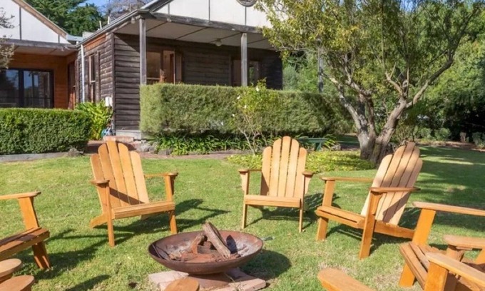 Flinders House | Mendi-Moke - Renovated beach house walking distance to beach, shops and restaurants