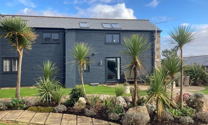 Trenance House | Menehay - a three bedroom house close to Mawgan Porth, sleeping 6 guests