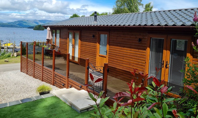 Bowness-on-Windermere Cabin | Mere Lodge - Lakefront Lodge with breathtaking views