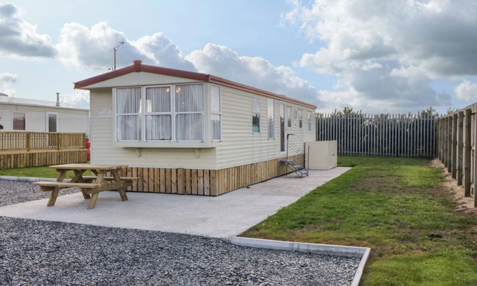 Limavady Cottage | MERIC STONE HOLIDAY LETS CARAVAN 1, family friendly in Castlerock