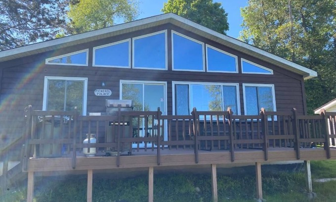 Prince Edward Ski Chalet | Merland Park Cottages - Pickerel Palace