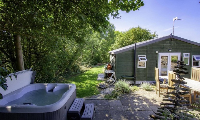 Llanrhidian Higher House | Merlins Cabin - 2 Bedroom Cabin - Blaen Cedi Farm - Penclawdd